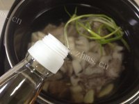 美味的排骨莲藕汤做法图解6)