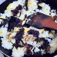家常的紫菜葱油蛋炒饭的做法图解七