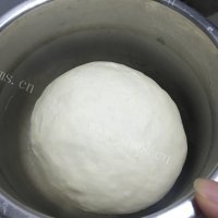 美味的芝心米肠披萨做法图解5)