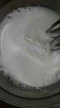 自制酸奶戚风蛋糕做法图解7)
