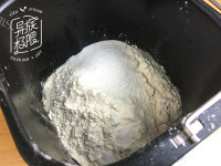 松软的墨鱼汁面包做法图解2)