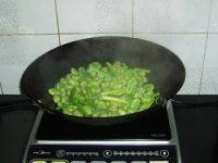 家常菜蒜苗炒蚕豆做法图解6)