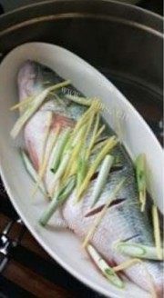 鲜美筋道葱油鲈鱼做法图解3)