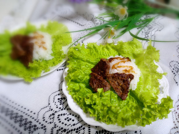 热腾腾的烤牛肉