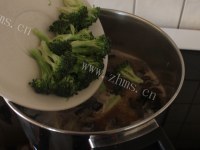 鲜美的蹄膀汤手工面做法图解8)