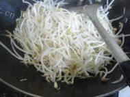 自己做的豆芽炒韭菜做法图解2)