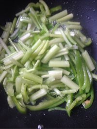 家常菜芹菜土豆丝做法图解5)