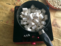 香飘十里的牛轧糖做法图解4)