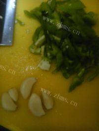 诱人的胡萝卜炒土豆丝做法图解4)