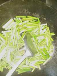 美味的老妈茄子蒜苔做法图解6)