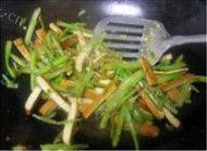 喷香的芹菜炒豆干做法图解3)