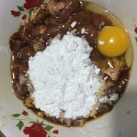 营养小酥肉蒸碗做法图解4)