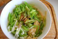 家常菜西芹拌腐竹做法图解7)