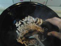 自己做的蒜薹炒肉做法图解7)