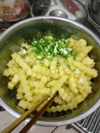 美味的孜然土豆条做法图解6)
