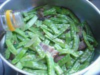 绿色食物之荷兰豆炒腊肉做法图解4)