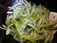 家常菜肉片炒西芹做法图解5)