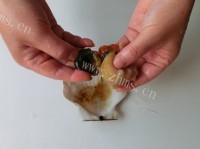 美味的蒜蓉粉丝蒸扇贝做法图解4)