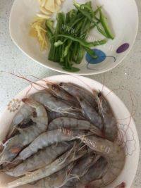 美味的红烧基围虾做法图解1)