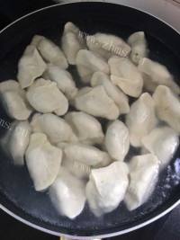 美味的韭菜鸡蛋馅水饺做法图解12)
