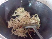 简单的生菜炒豆皮做法图解5)
