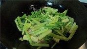 家常菜烧肉炒芹菜做法图解4)