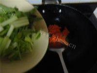 美味的鲜鱿鱼炒芹菜做法图解5)