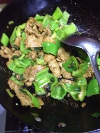 简单的菜椒炒肉做法图解7)