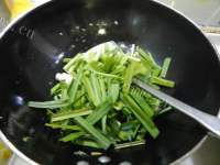 家常菜蒜苗炒鸡蛋做法图解4)