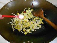 家常菜辣炒黄豆芽做法图解5)