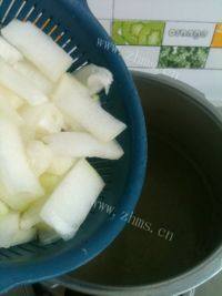 美味的薏米冬瓜排骨汤做法图解7)