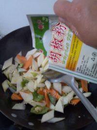 好吃不腻的素炒茭白做法图解6)