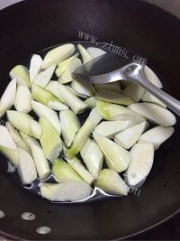家常菜茭白炒牛肉做法图解3)