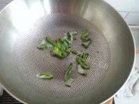 腊肠炒芹菜做法图解4)