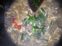五花牛肉炒蘑菇做法图解9)