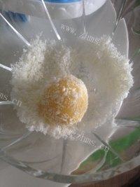 好吃不腻的蛋黄椰蓉球做法图解6)
