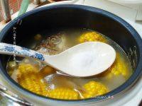 自制鱼头玉米汤的做法图解七