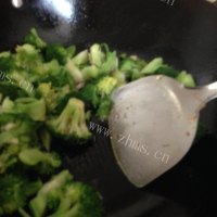 家常菜蒜炒西兰花做法图解6)