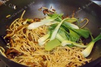 好吃的香菇榨菜肉丝炒面做法图解9)