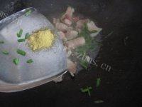 别有风味的西芹炒肉做法图解5)
