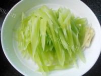 家常菜莴笋炒肉丝做法图解4)