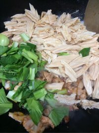 咸甜适中的腐竹炒肉做法图解5)