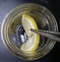 美味的蜂蜜柠檬水做法图解5)