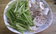 芹菜炒蘑菇做法图解3)