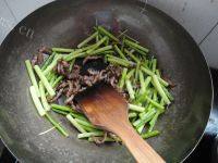 美味的牛肉炒蒜苔做法图解9)