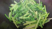 家常菜芹菜蒜子炒瘦肉做法图解3)
