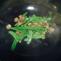 香香的腊肠炒荷兰豆盖饭做法图解9)