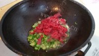 香菜炒牛肉做法图解5)