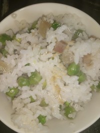 好吃的腊肉豌豆闷饭做法图解7)