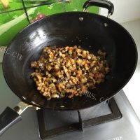 色泽鲜亮的肉末茄子做法图解9)